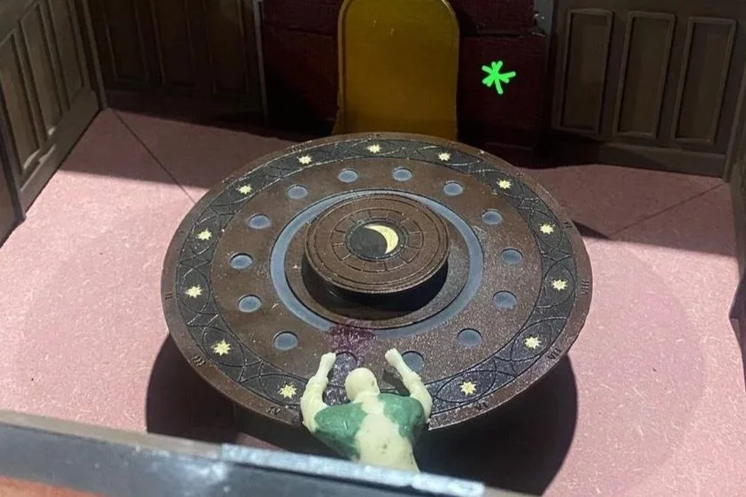 Traitors Live! 1-25 Scale Table in main Model