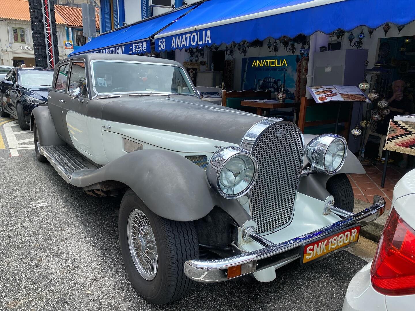 OMG! Saw this vintage car at Kampong Glam, now that is a beauty! #vintagecar #visitsingapore #vintagecarsingapore