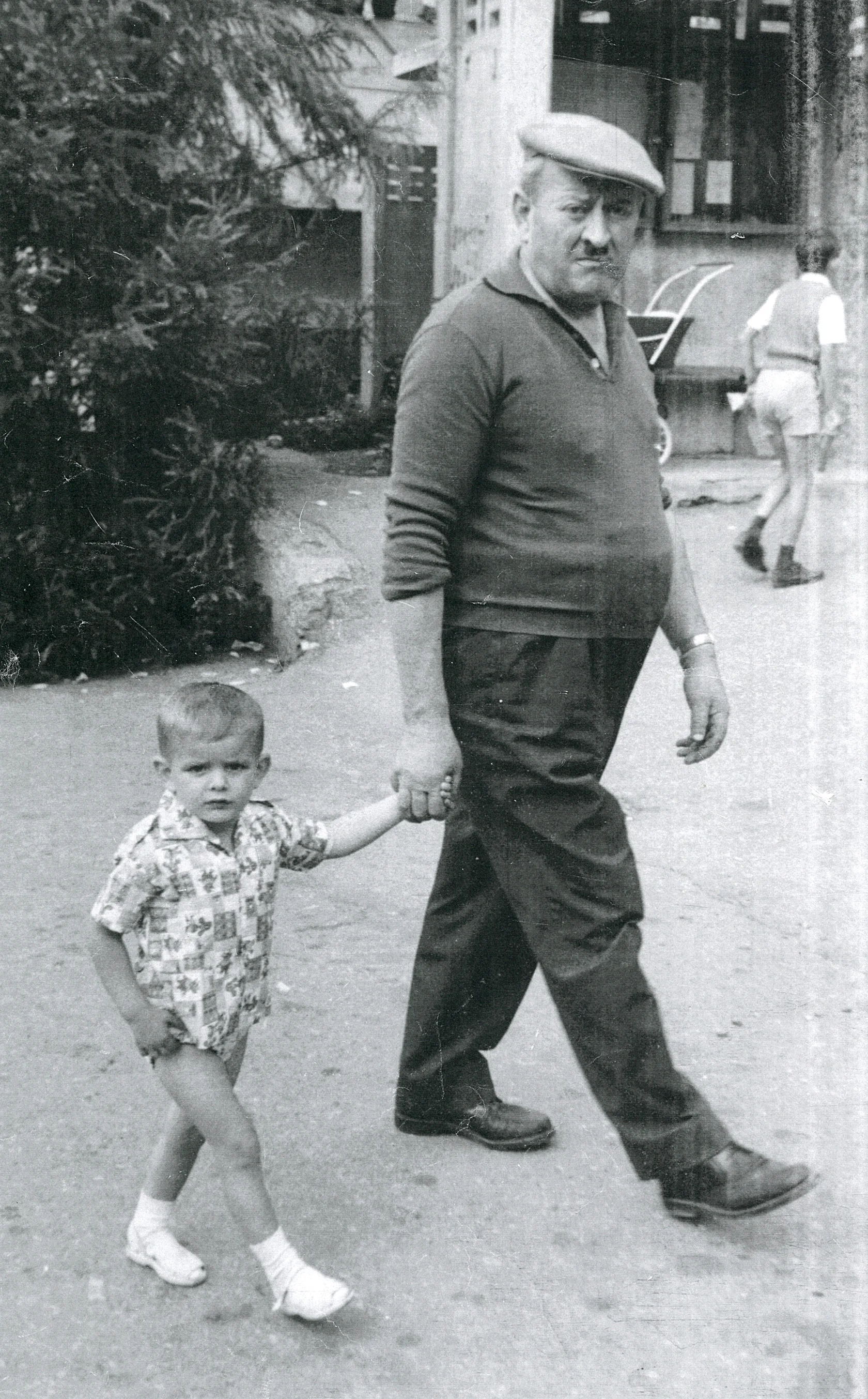 Léopold BLANC avec son petit fils bernard