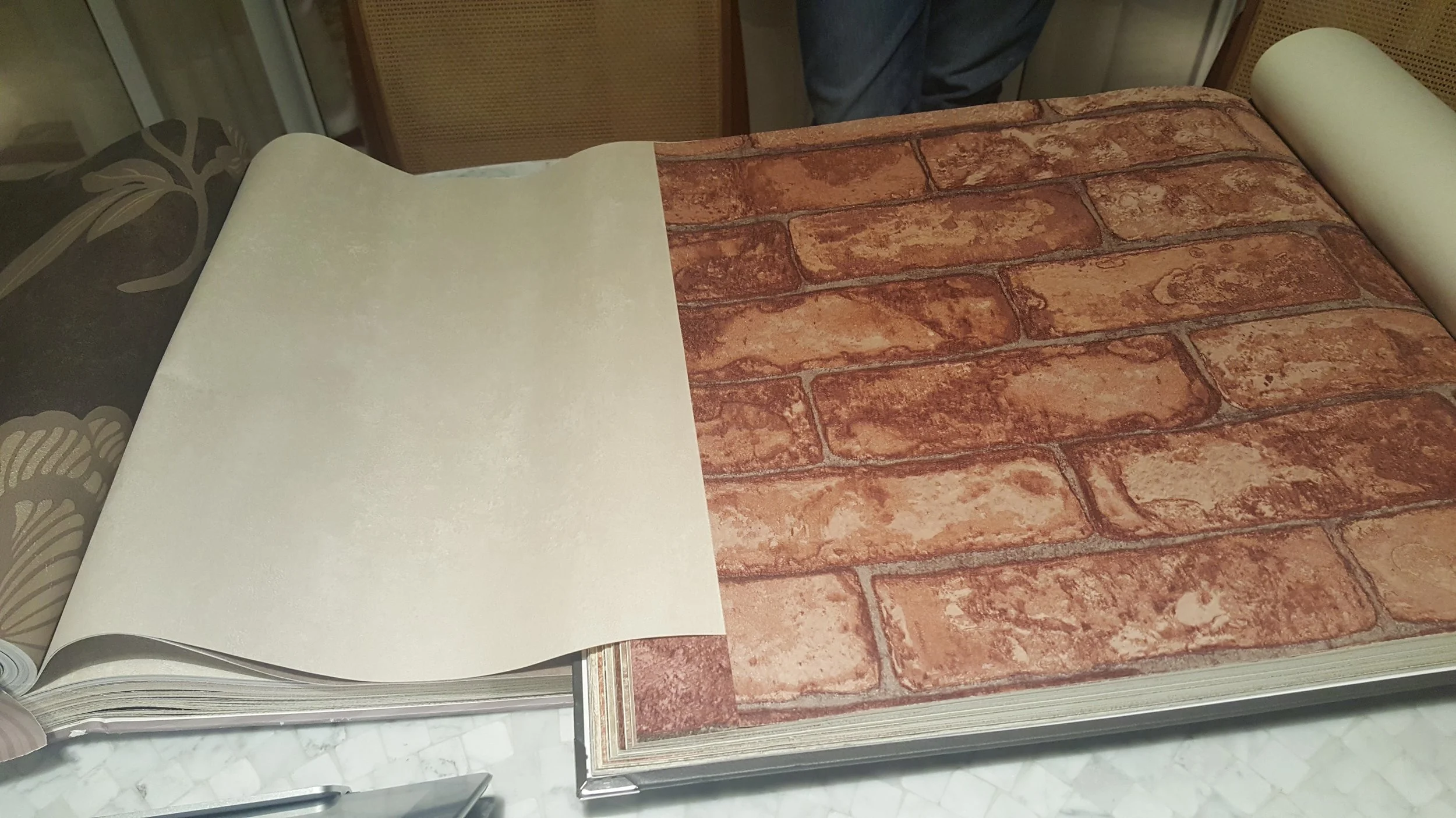 o papel de parede estampado que será usado em uma das paredes: tijolinhos com textura