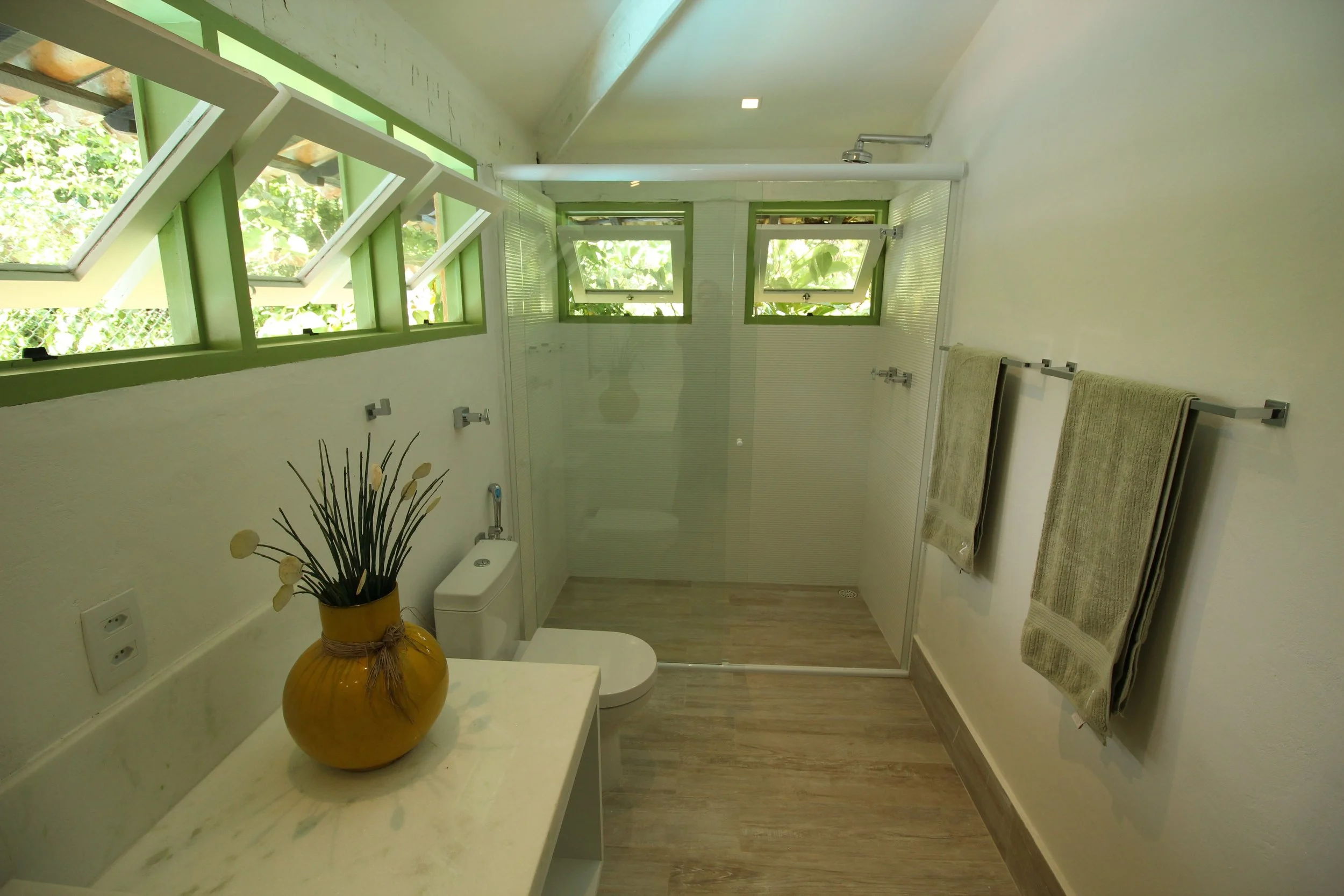 Banheiros novos na casa de praia: ótimo resultado, custo reduzido!