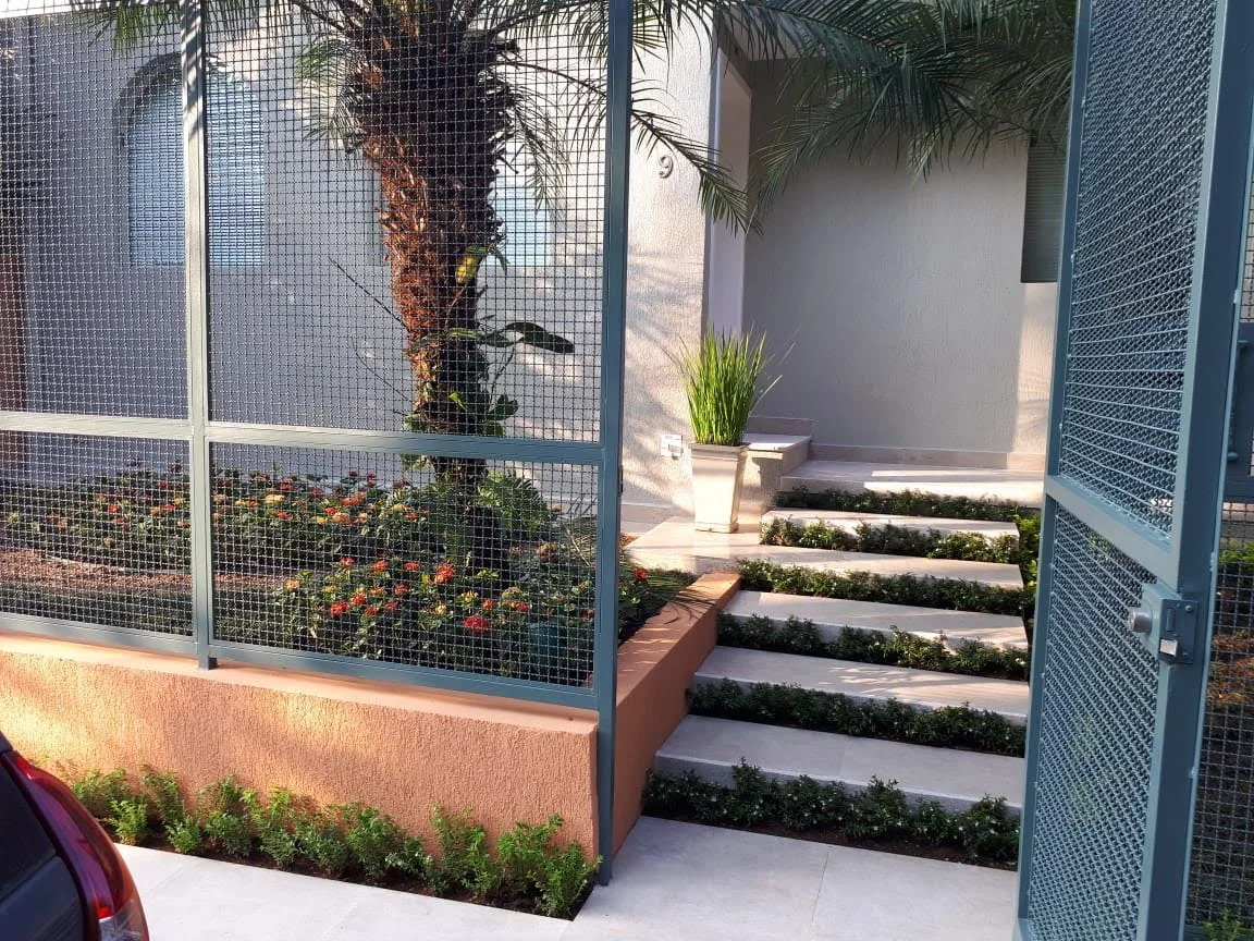 ESCADA INTEGRADA AO JARDIM – Linda e funcional!