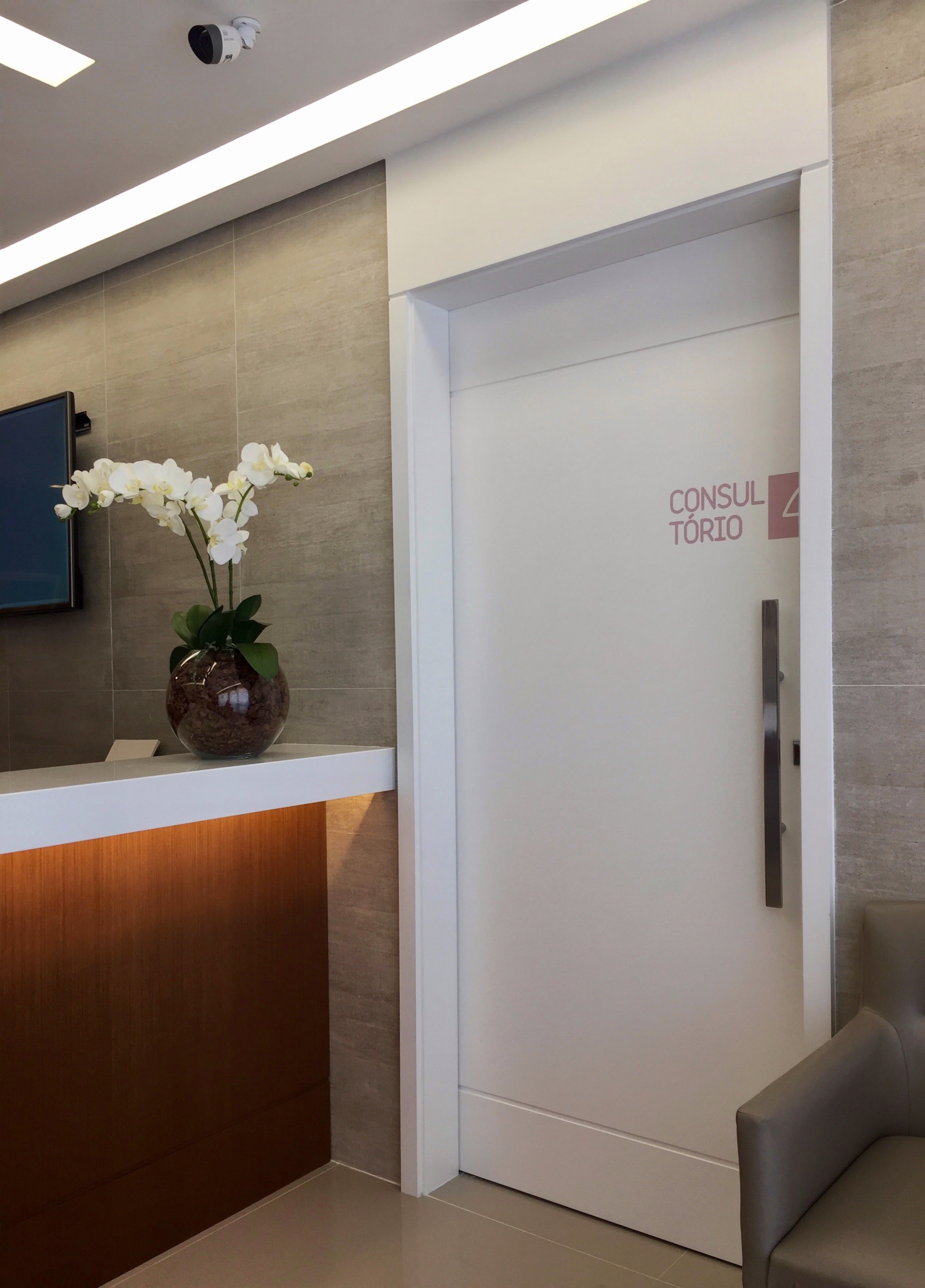 PORTA DE CORRER DO CONSULTÓRIO COM SINALIZAÇÃO