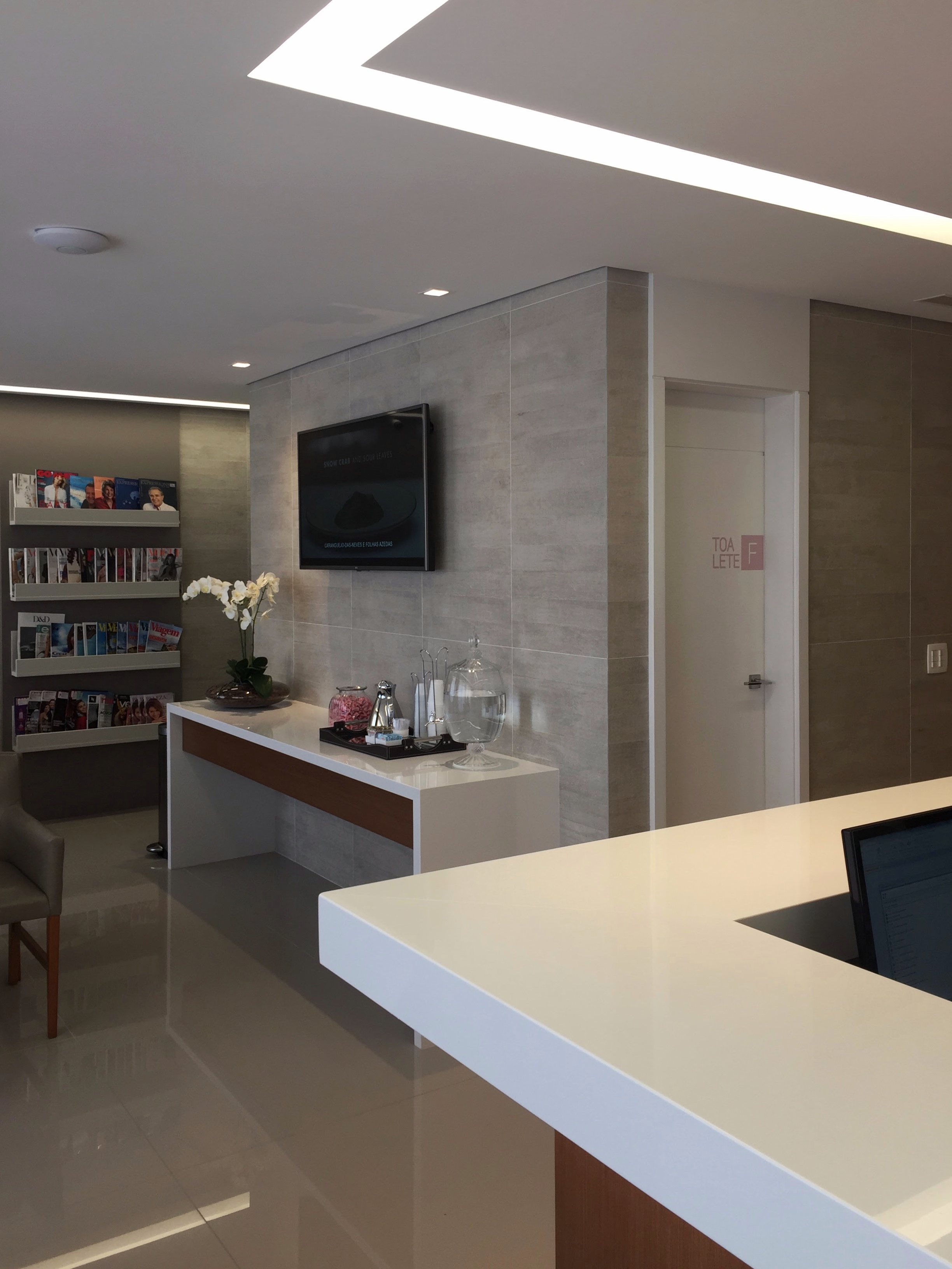 SALA DE ESPERA COM BALCÃO E APARADOR DESENHADOS PELOS ARQUITETOS