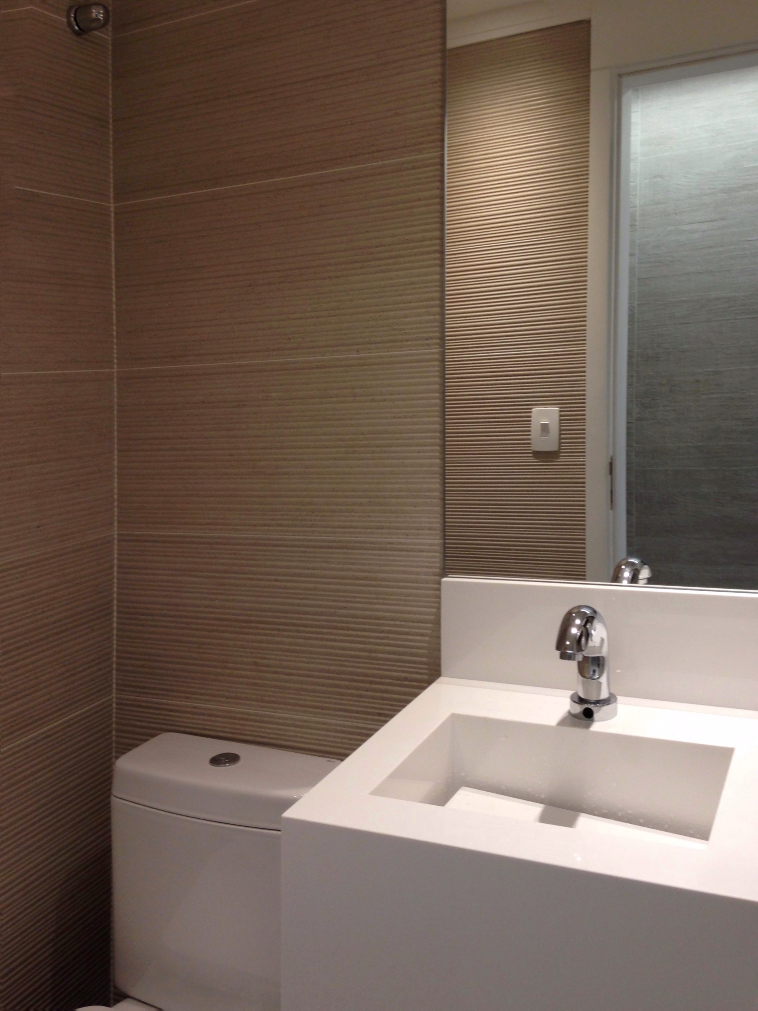 SANITÁRIO DE PACIENTES, COM REVESTIMENTO EM PORCELANATO EM TODA A PAREDE