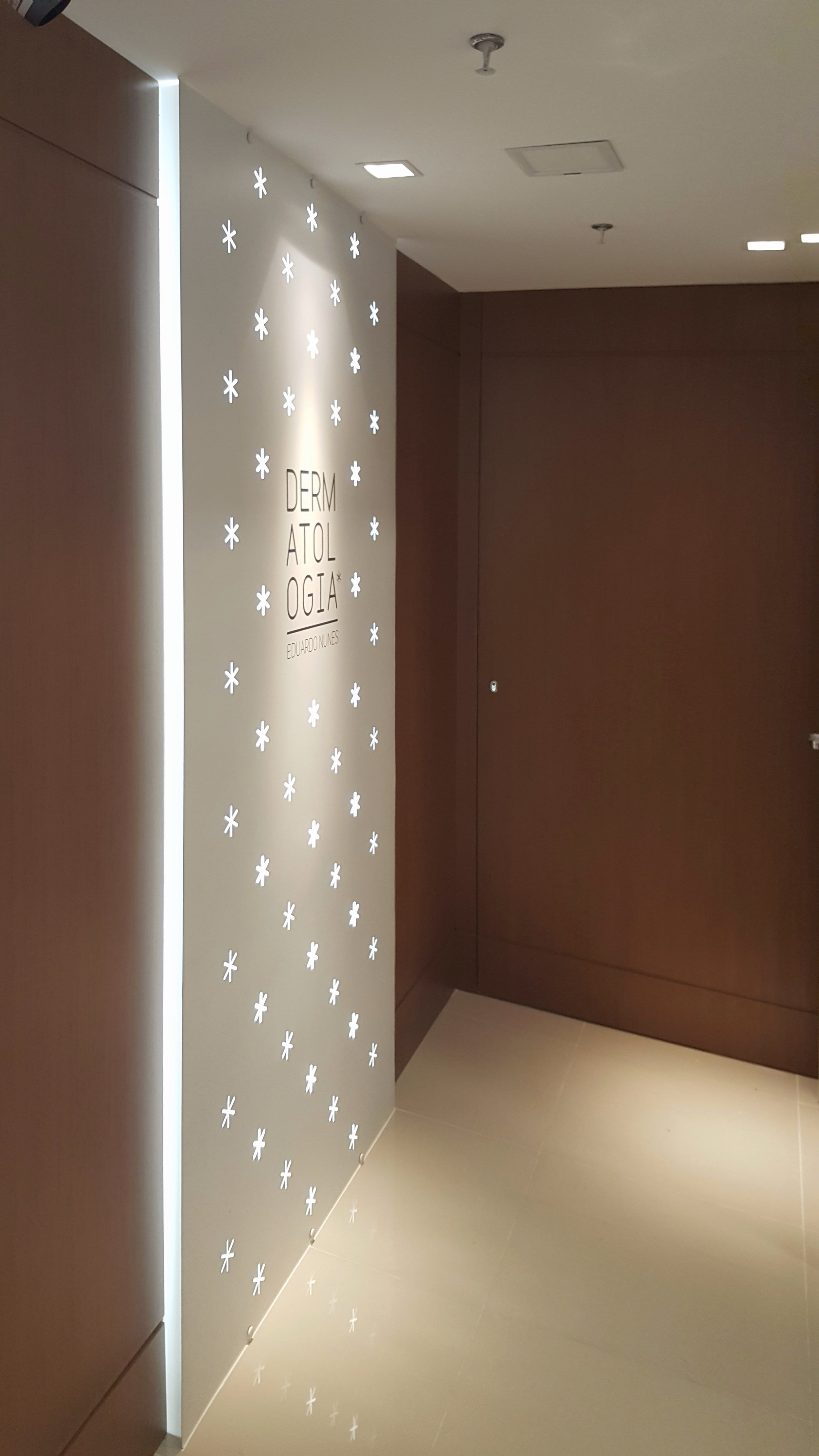 PAINEL DE SINALIZAÇÃO NO HALL DE ENTRADA COM ILUMINAÇÃO EM LED