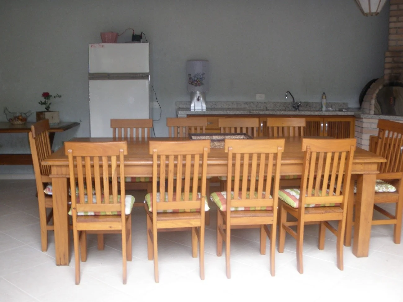 MESA E CADEIRAS DE MADEIRA – SIMPLES E ACONCHEGANTE