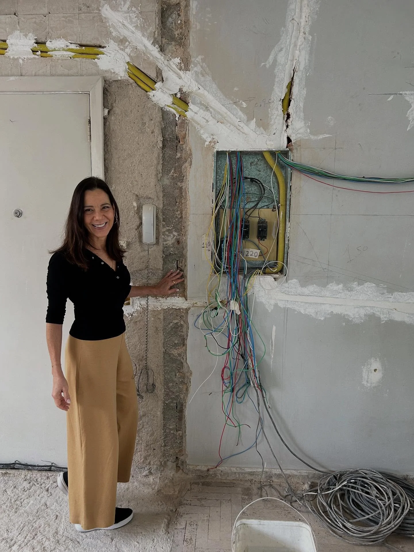 O que n&atilde;o pode faltar em uma reforma de im&oacute;vel antigo: um quadro de entrada de energia novo, com disjuntores e circuitos bem dimensionados e troca de toda a fia&ccedil;&atilde;o. 

Esse &eacute; o primeiro passo para uma vida segura. 

