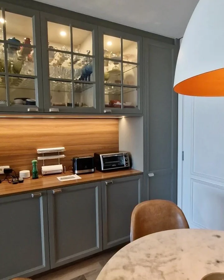 A vida como ela &eacute; e acontece no dia a dia.

Voltamos ao apartamento dessa fam&iacute;lia para colocar ar condicionado nos quartos das meninas e aproveitamos para tirar umas fotos da cozinha, que reformamos h&aacute; 3 anos. Sem qualquer produ&