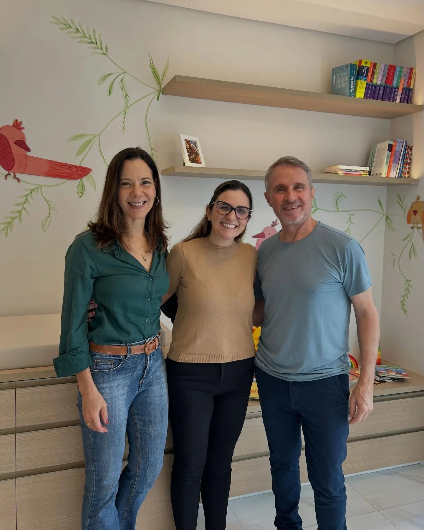 Nossa pediatra preferida, que tem dois filhinhos pequenos, conquistou a sua t&atilde;o desejada cl&iacute;nica pertinho de casa.

Um projeto delicioso, que mergulhou no universo l&uacute;dico das crian&ccedil;as.

Destaque para a marcenaria em mdf Ca