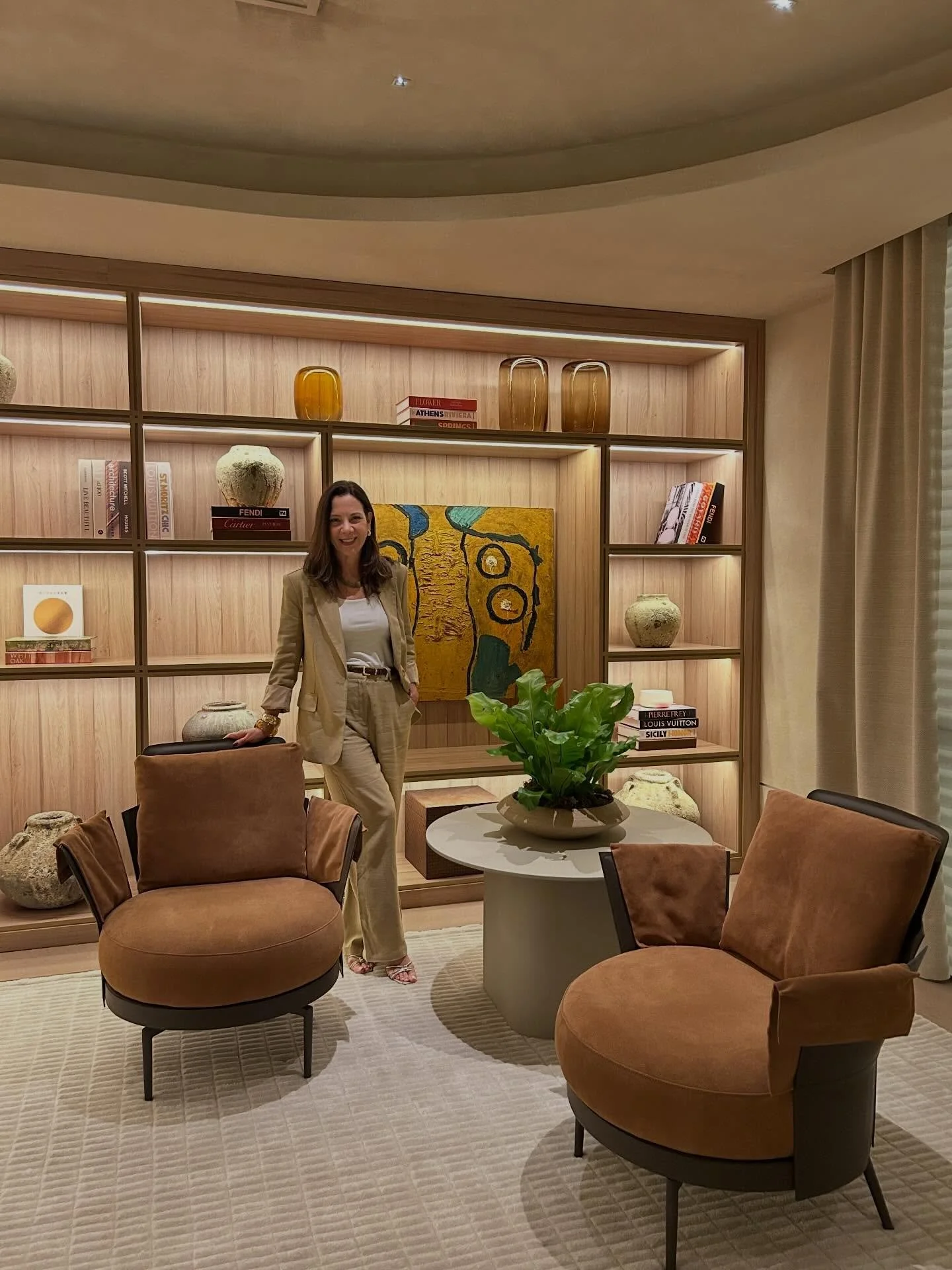 Um passeio pela Mostra Artefacto, que celebra os 50 anos da marca sob o olhar da &ldquo;Maturidade&rdquo;, que valoriza o design consciente, perene e as experi&ecirc;ncias sensoriais. 

Ambientes sofisticados, m&oacute;veis com acabamento primoroso, 