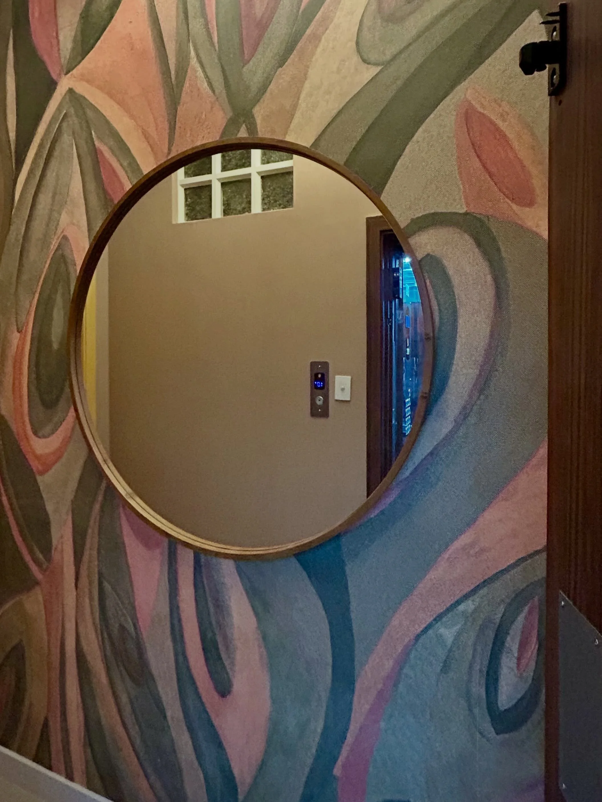 A primeira impress&atilde;o &eacute; a que fica!

O hall do elevador ganhou status de obra de arte com o painel Gr&aacute;fico Modernista, criado por Adriana e Carlota Atelier para a Branco. Escolhido a dedo, ele cria aquele efeito &lsquo;Uau!&rsquo;