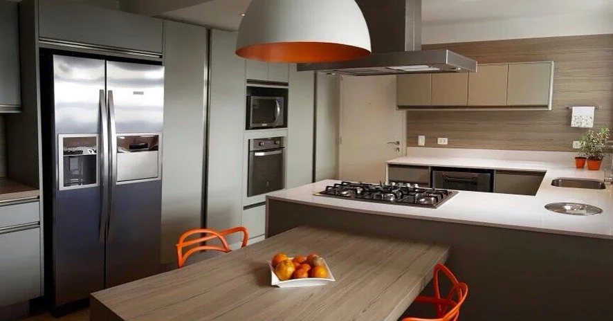 Cozinha reformada com ilha e cooktop