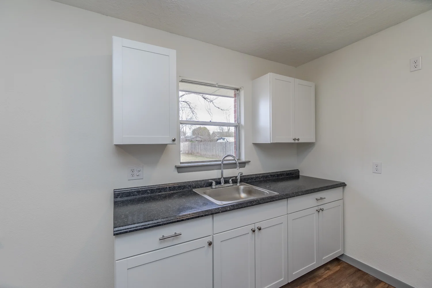 14 Kitchen.jpg