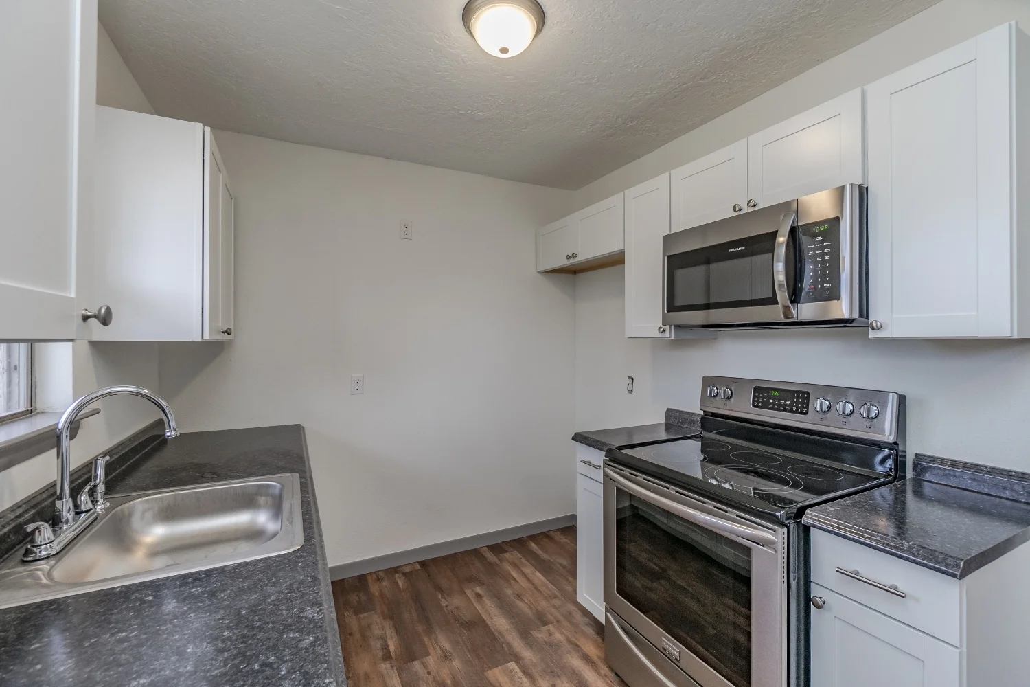 15 Kitchen.jpg