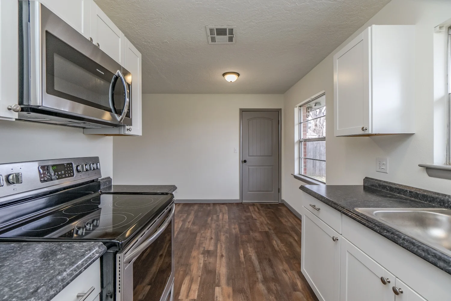 17 Kitchen.jpg