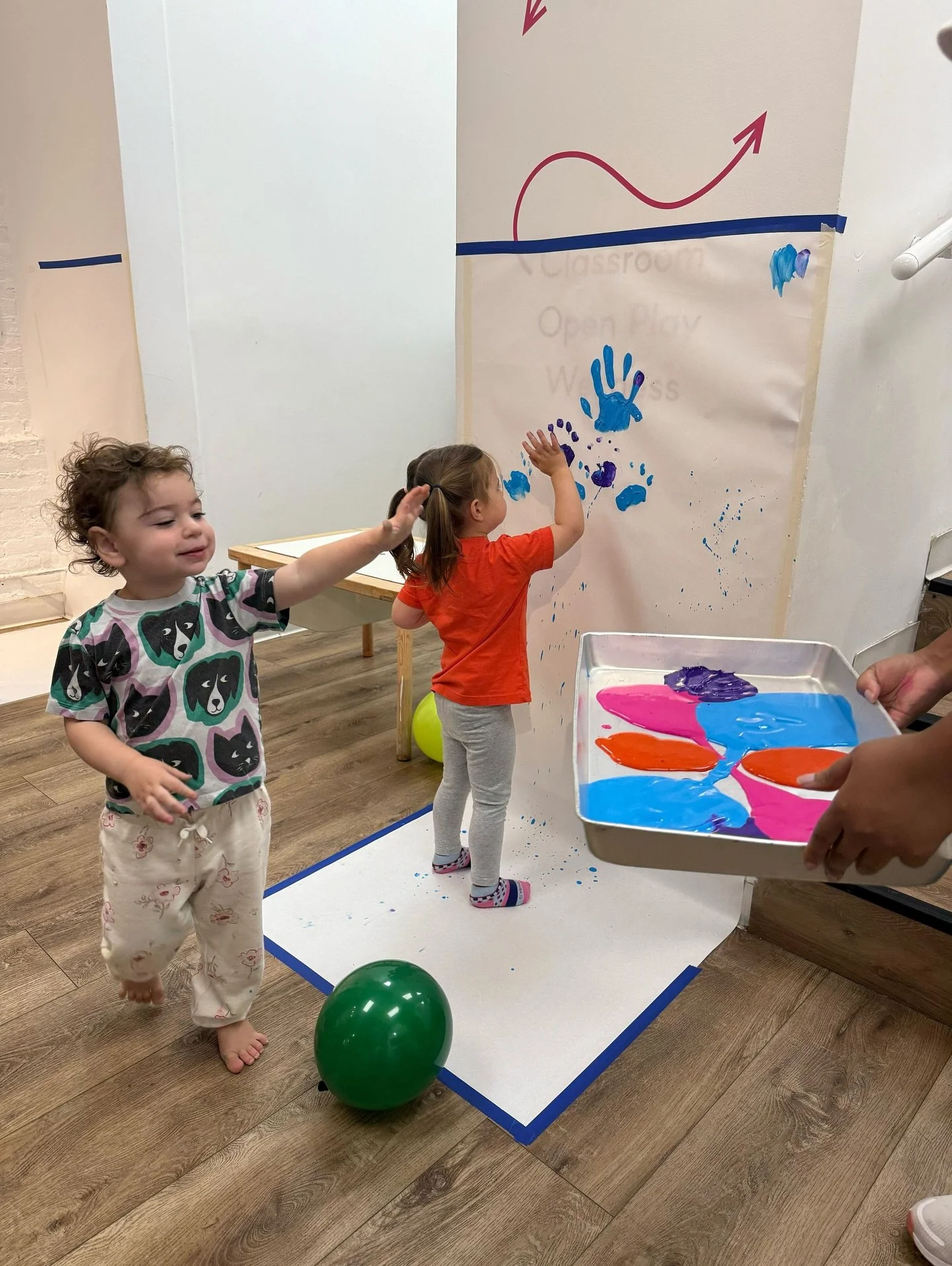 Feeling inspired and a little messy after a colorful afternoon of tie-dye! 🎨 Our workshop at Union Square Play was all about exploring how we can use art to express our creativity and emotions. Huge thanks to all the families and kids who joined us.