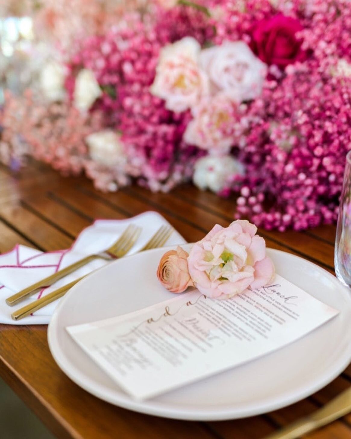 Gorgeous tablescape by @ashleychanelevents calligraphy by me! #weddingstyle #placesetting #weddingmenu #weddingplacecards #weddingcalligraphy