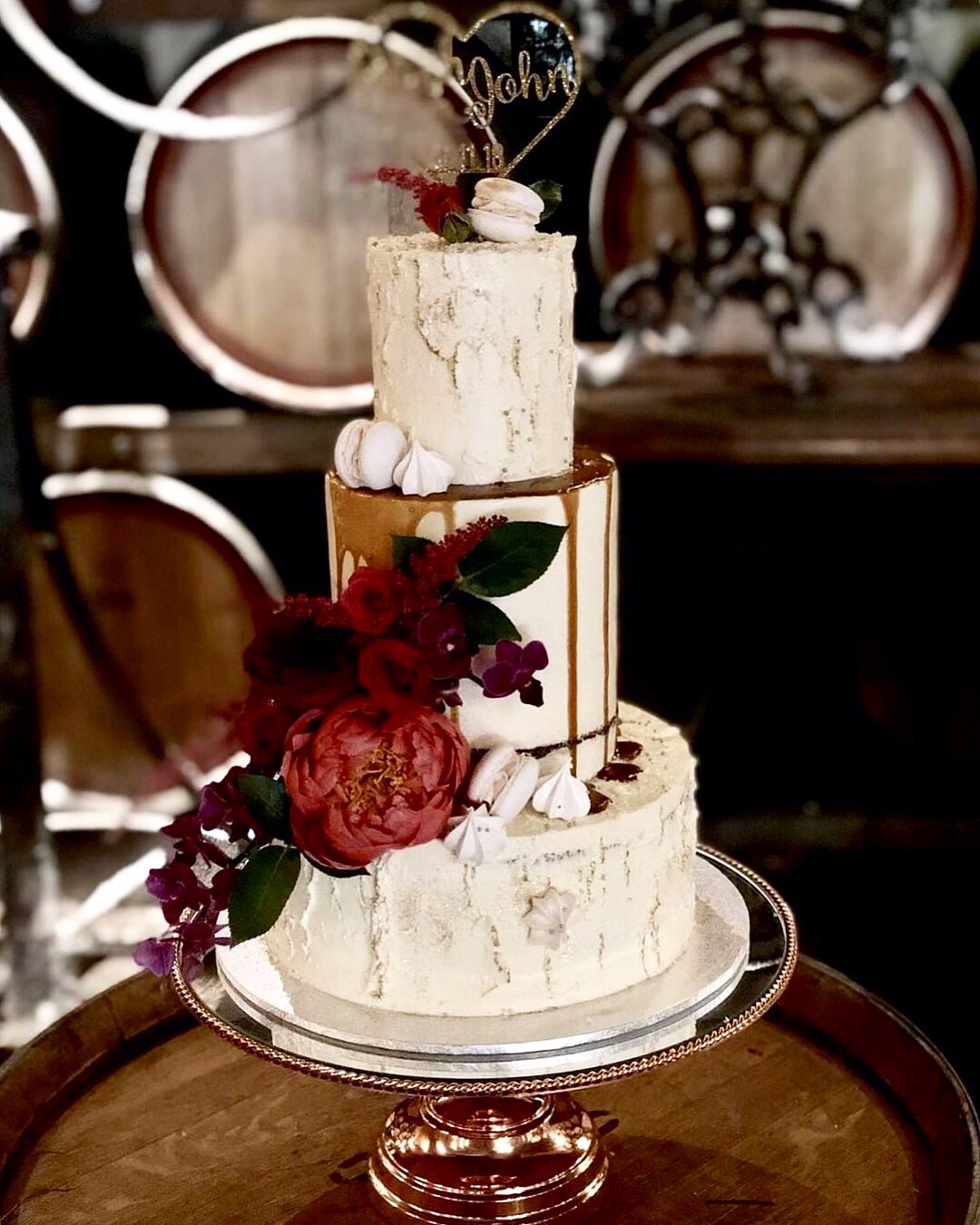 Caramel drips with macarons, meringues, blooms