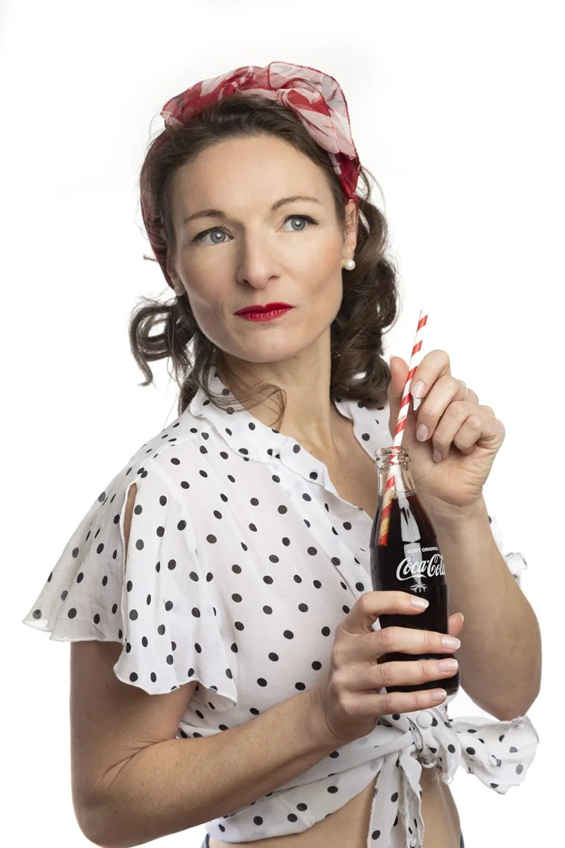 ESTELLE COCA COLA 2r.jpg