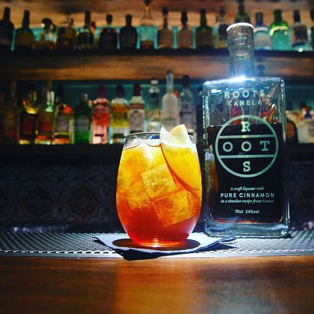 One of our last #barvisits before the #lockdown was at @amantesamentes_bar , where one of their #aperitif servings is Roots Kanela with ginger ale &amp; a bit of #apple - by @dachretzis_33 . Great to make at home as well, we are really looking forwar