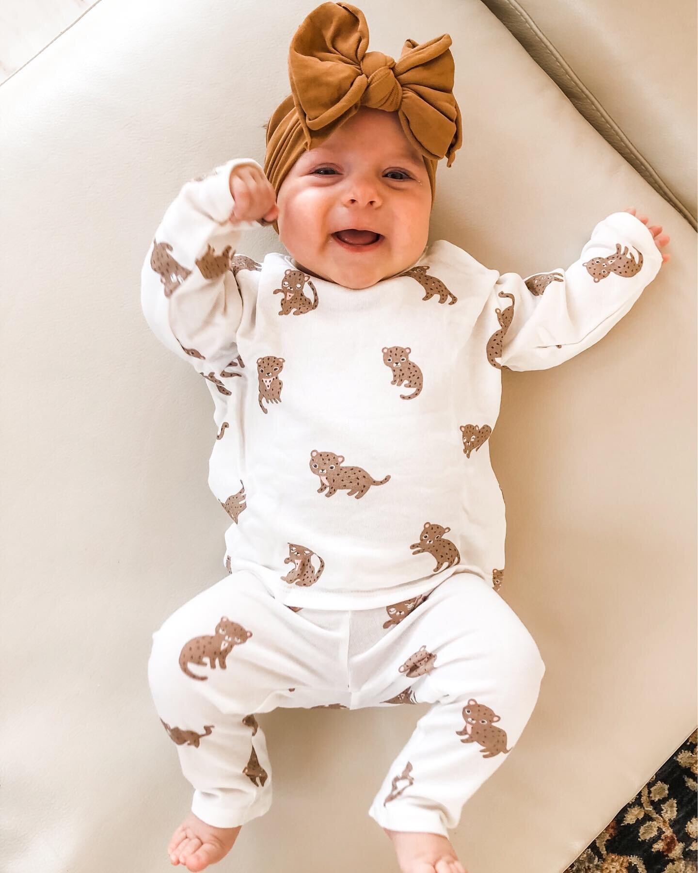 Weekend Smiles 🐆🤍🐆

 
#babygirl #neutrals #babyneutrals #hmkids #babybling #babyblingbows #babyfashion #loungewear #simonacapri #babiesofinstagram #babybows #babygirl #babysmiles #saturday #weekendvibes #mamasgirl #babystyle #momentslikethese #mot