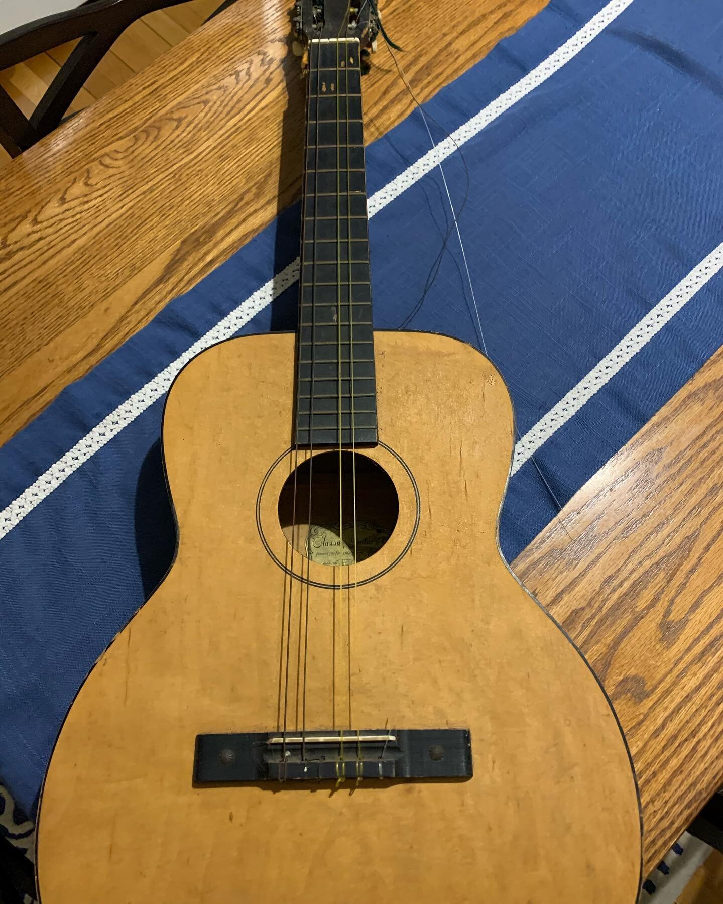 This guitar was discovered by Note-worthy Experiences student, Layla, at her grandparents&rsquo; home and she kindly &amp; thoughtfully donated it to IA!
#kidshelpingkids 
@noteworthyexperiences 
#guitar
@guitarsdaily 
@guitarworldmagazine 
#musicedu