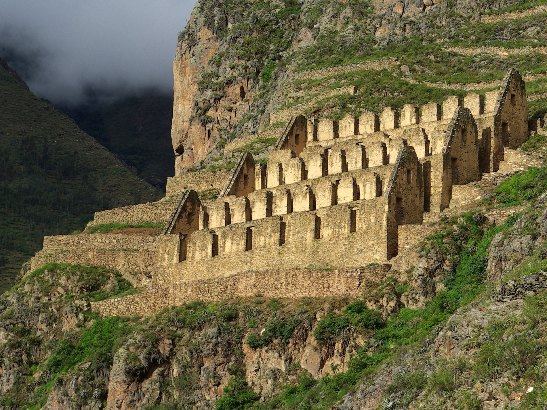Ollantaytambo_granaries_Stevage.jpg