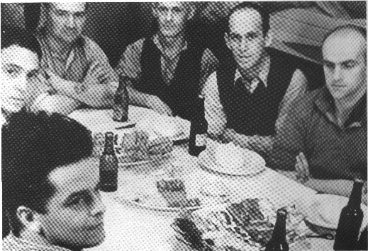 Frokost i folkelukafet ombord på Motorfyrskib nr. 1, ca: 1949. Fra venstre ses motorpasser K. Fack (Esbjerg), matrosasp. Petersen (Svendborg), motorpasser Svendsen (Kbh.), kok E. Rasmussen (Marstal), tømrer K.Jeppesen (Svendborg), og matros E. Jensen (Fanø). Føreren spiste for sig selv. Foto: K. B. Johansen (Marstal) - Kopi på Fiskeri- og Søfartsmuseet Esbjerg.