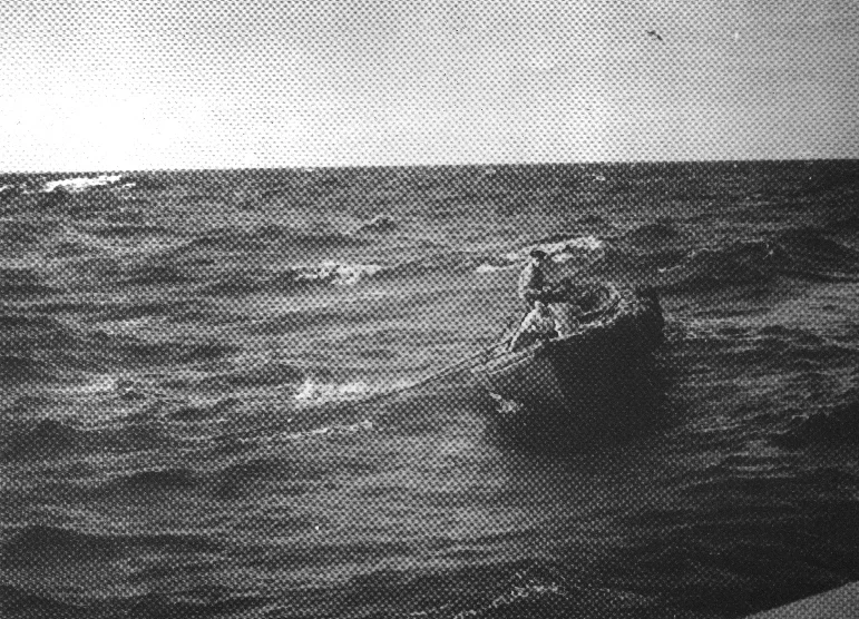 Skiftedag i Nordsøen: Skiftet foregik pr. båd fra inspektionsskibet til fyrskib. Da vejret ikke altid var roligt, som her ved HR 1 Fyrskib omkring 1950, kunne man få en smådramatisk start på en ny tør. Foto: K.B.Johansen (Marstal). Kopi: Fiskeri-og Søfartsmuseet.