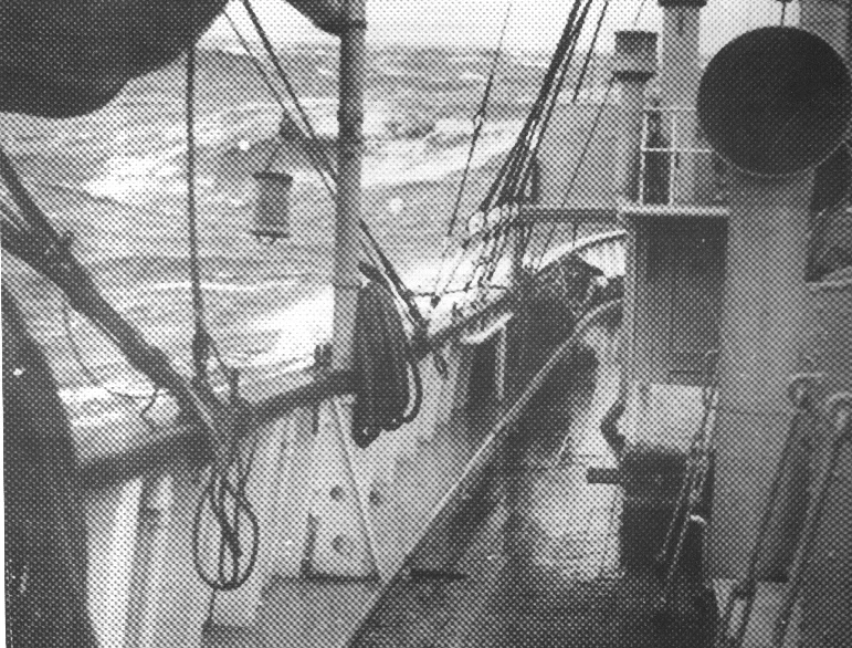 Urolig vejr på Nordsøen. Motorfyrskib nr. 1 på station HR 1, ca: 1950. Foto: Fiskeri- og Søfartsmuseet.