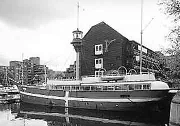 Fyrskib no. X på sin plads: Skt.Katharins Dok i London. GB. Foto: Media Press ca. 1997