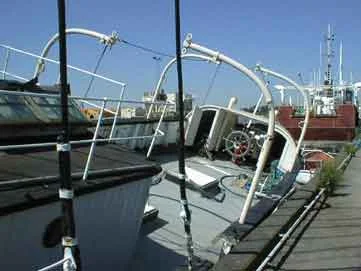 Agterdækket på Fyrskib XII. Hele overdækket blev belagt med glasfiber for at holde skibet vandtæt fra oven. Foto: BULITO 2001