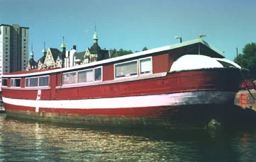 Direkte ved indsejlingen til Frederiksholm`s Kanal, ligger den som beboelsesskib. Foto: BULITO 2001.