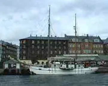 Sådan præsenterer Motorfyrskib no.3 sig, sejler i dag under navnet Donna Wood og sejler i Nord og Østersøen