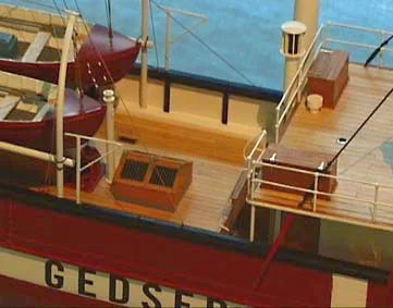 Die Wachbrücke und das Achterdeck mit Skylights und den Beibooten