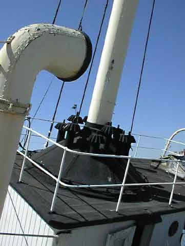 Das Schiff hat nie einen elektrifizierten Laternenmast besessen. Auf dem Bild ist ansatzweise noch der «Korb» für die Petroleumslaternen zu erkennen. Ebenfalls zu erkennen ist das extrem grosse Nebelhorn, das sich um 360° drehen liess