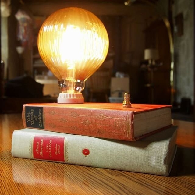 Fresh lamp alert
New books available on our #etsyshop
Link in bio 💡💖💡 #lightuplabs #repurposedvintage #repurposedlighting #upcycledlamp #upcycledlighting #booklamp