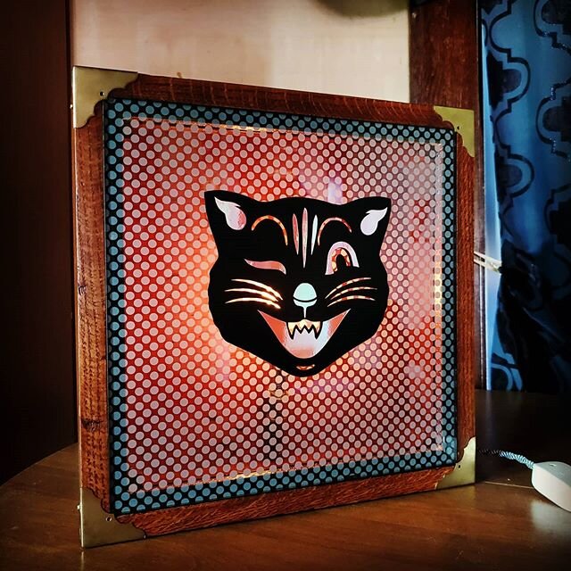 Howdy y'all
We've got some catching up to do. Here's one of our newest creations...custom light boxes!
#handcutvinyl #flashcat #vinyldecals #handcut #lightuplabs #repurposedlighting #upcycledlighting #upcycledlamp #handmadelighting #etsyseller #est