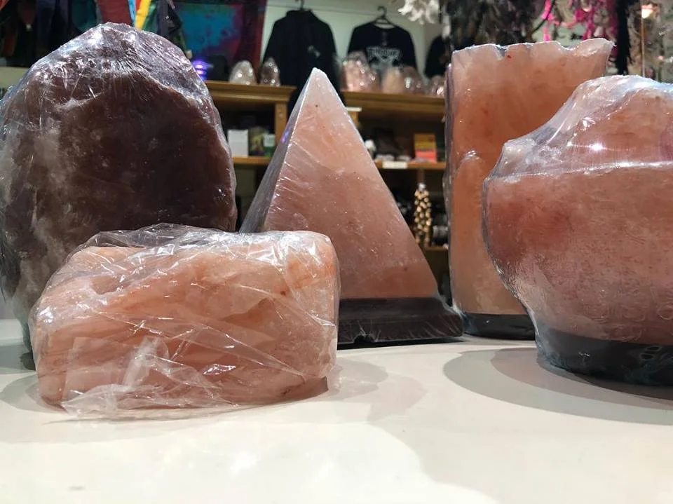 1. Salt Lamps Help Deodorize + Cleanse the Air This is probably the most well-known benefit of owning a Salt Lamp and is due to their power to remove dust, pollen, cigarette smoke, and other harmful contaminants. 2. Reduces Allergy + Asthma Symptoms Because they remove dust particles like pet dander, mold, mildew and similar particles in the area, placing a lamp in an area where you spend most of your time they can seriously cut back on allergy symptoms. 3. Improves Mood + Concentration Salt lamps are a natural way to enhance your mood and also increase your concentration. This is due to the effect of negative ions on your body that improves blood and oxygen supply to the brain and other organs, as well as giving you a boost of serotonin. 4. Better Sleep Over-exposure to positive ions in the air can leave you with reduced blood and oxygen supply to the brain - salt lamps are natural generators of negative ions and effectively reverse any effects of any positive ions in the air. 5. Increases Energy Another side effect of over-exposure to positive ions is that they literally sap the energy out of your body, so keeping one in a place where you spend a lot of time will increase your energy. New salt lamp varieties now back in stock, come check them out!✨