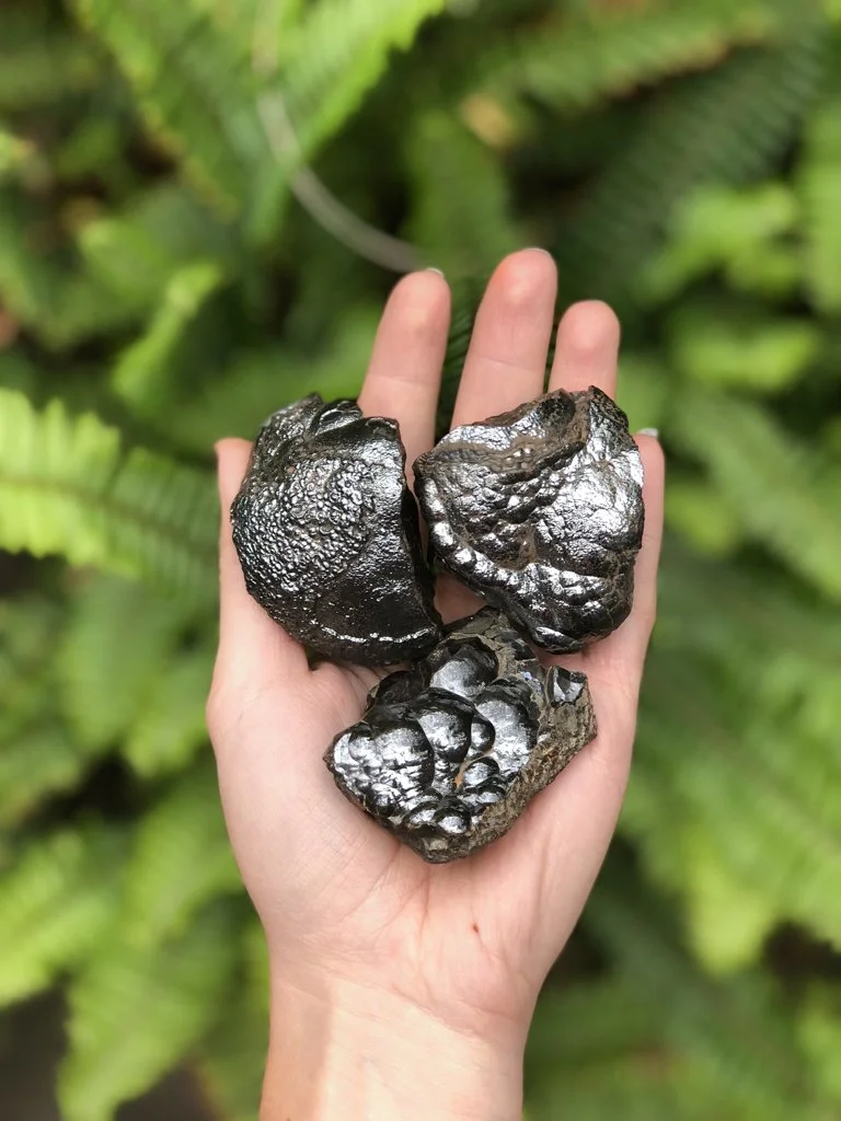 Hematite is said to be effective in healing pain because it maintains the charge of nerve cells. Magnetic hematite will also regulate the blood flow in the body. It is also used to cure and relieve headaches and anemia.
