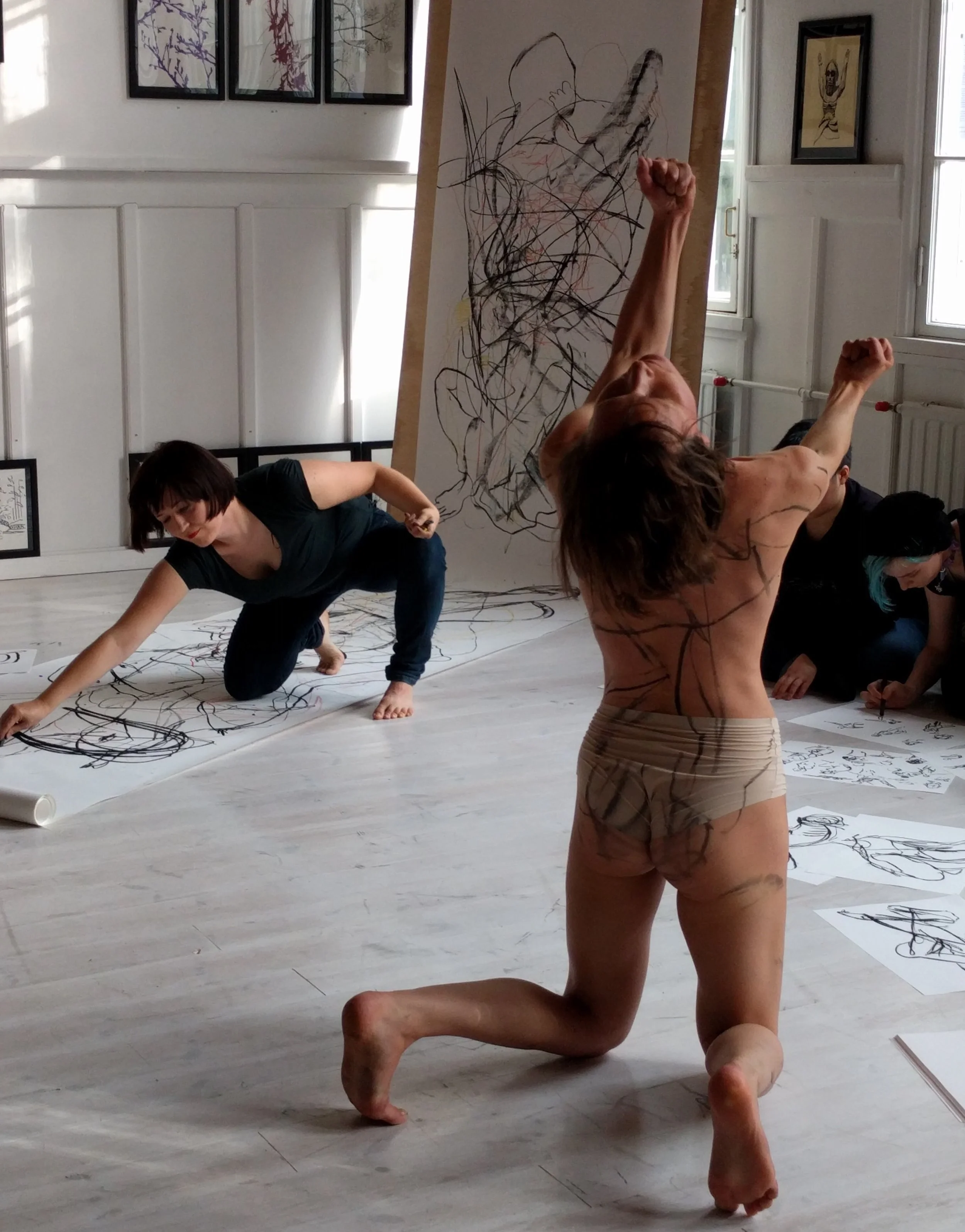 Life drawing meets contemporary dance, with dancer Laura Pietiläinen, Asematila Gallery 2017