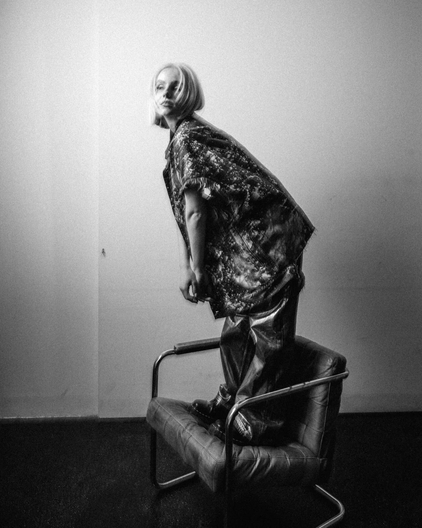 @lila.licious_ +  a chair = 💯
😂✌️
.
#shootfilmnotbullets #leicacamera #leicam #cameraartist #photoshoot #fashion #diesel
