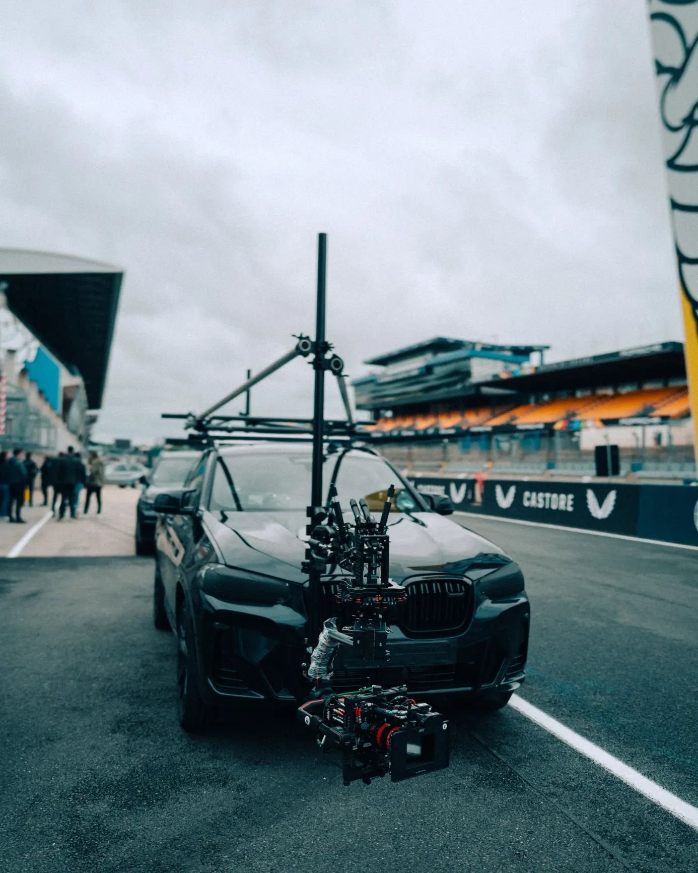 BTS series.... we did a thing 😂
@revomotionmedia 
@creativens 
.
Racing LeMans with this beast.
.
#behindthescenes #bts #cameraartist #angenieux #arri #filmproduction