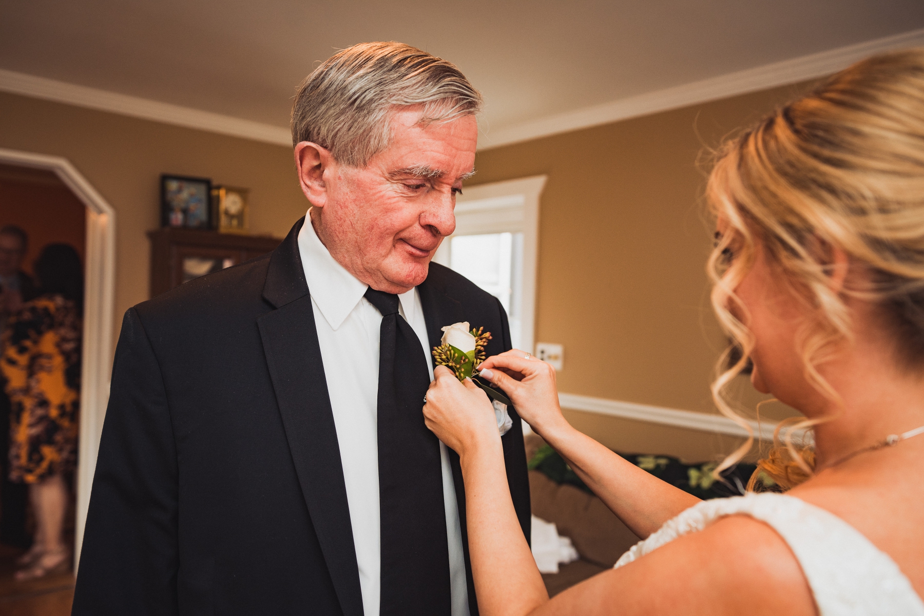  Flowers for dad? always necessary, and always a touching moment. The dad is the main subject here. 