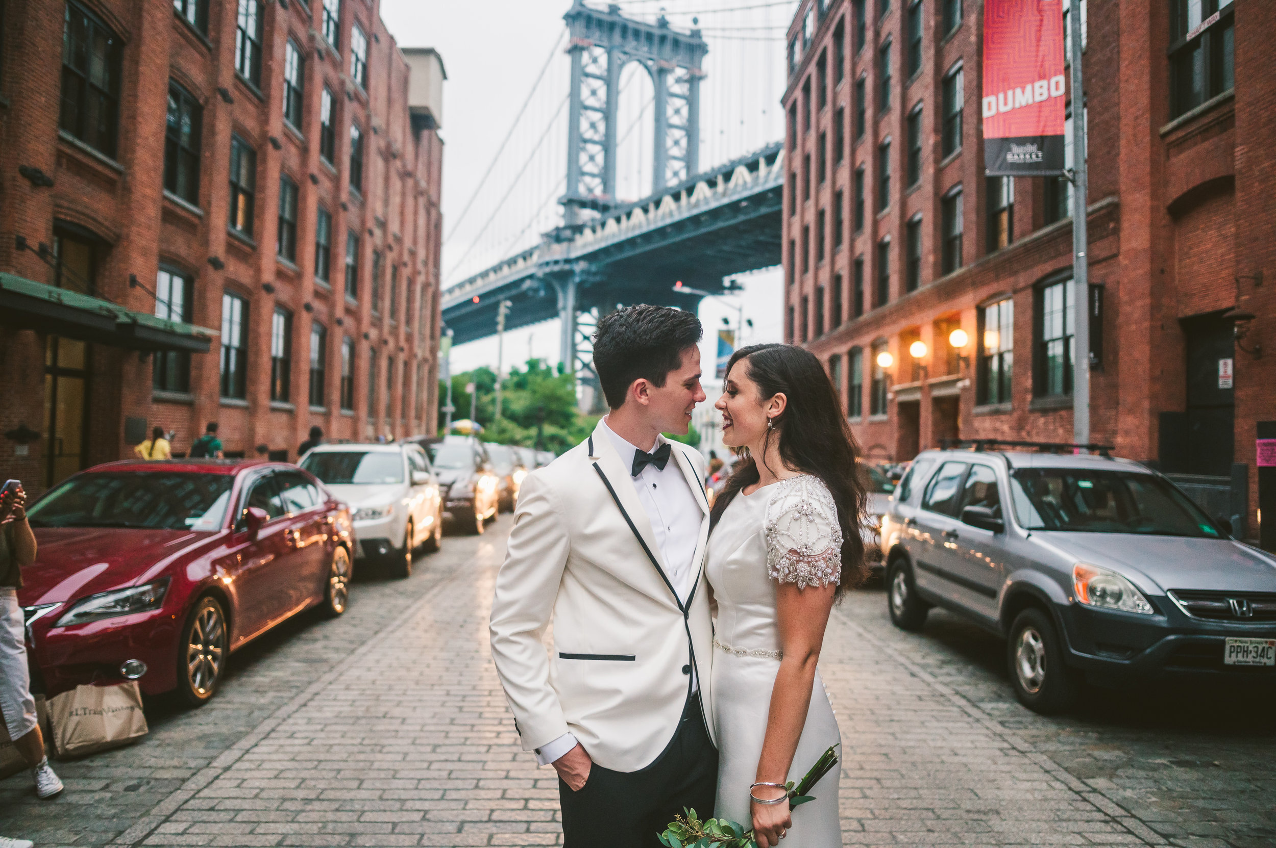 Washington Street is a classic location for your wedding or pre-wedding shoot in New York, as it offers a great view of the Manhattan Bridge.