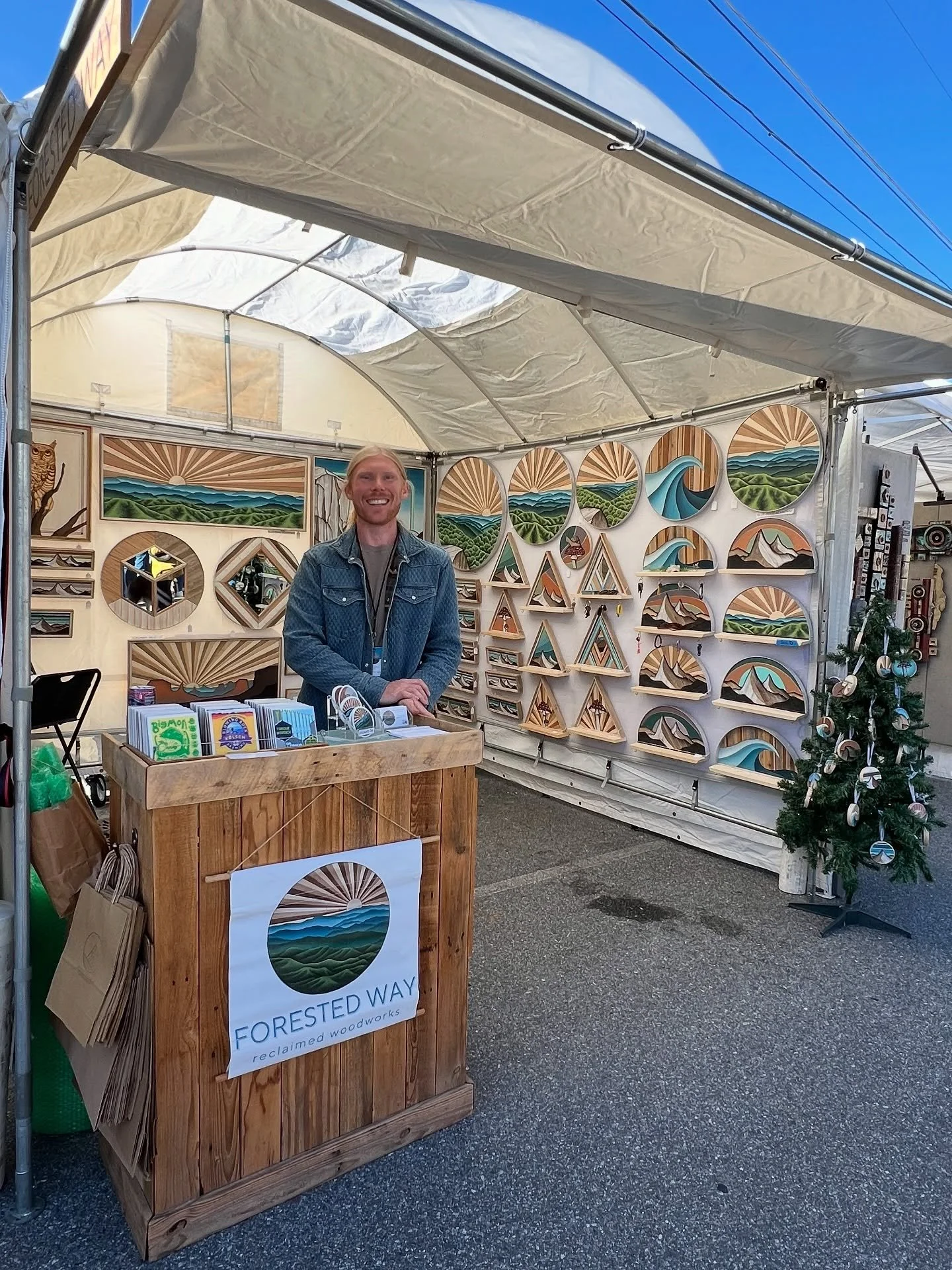 We’re here at the last Blowing Rock Art in the Park of the season!! Come say heyyy @brchamber π©΅ππΌ
•
•
•
•
•
•
#blowingrock #blowingrocknc #blueridge #blueridgemoments #blueridgeparkway