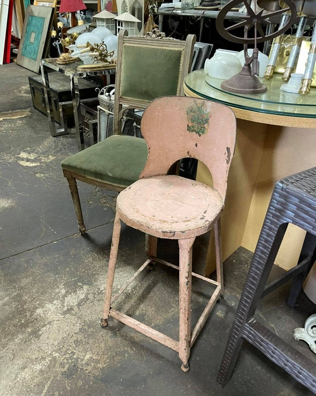 JUST DONATED!! Sweetest metal &ldquo;baby chair&rdquo; with the best patina ever!! 
#historichouston
#salvagewarehouse
#truevintage
#metalchair
#babychair