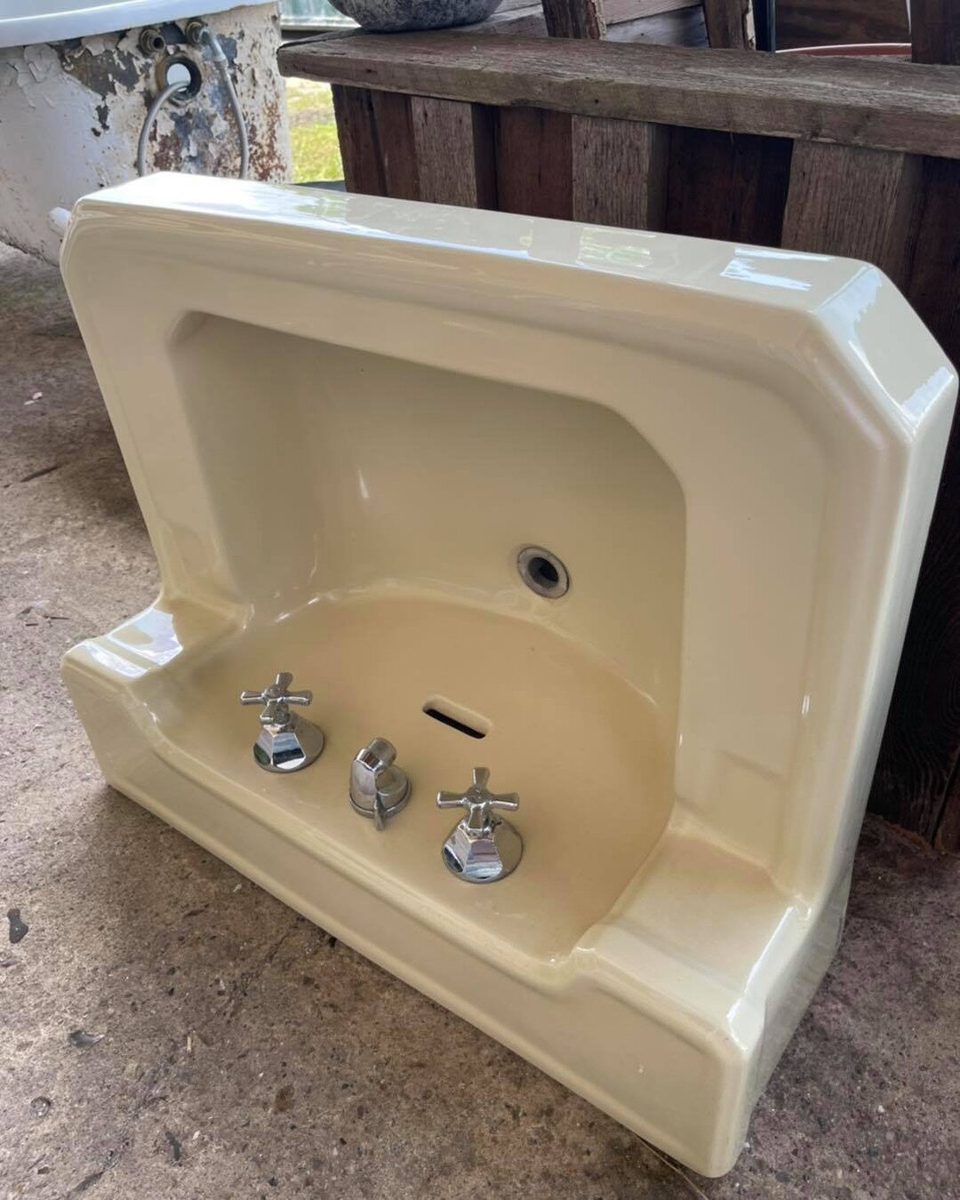 #historichoustonsalvage JUST DONATED! Great vintage wall mounted American Standard sink&hellip; could have chrome legs but doesn&rsquo;t have to.. beautiful ORIGINAL CONDITION!!
#historichouston
#salvagewarehouse
#vintageamericanstandard
#vintagestyl