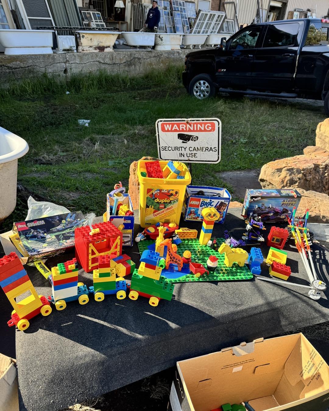 Just in time for the gift giving season&hellip; legos, legos and more legos!! We also have a Lego table! 
The Salvage Watehouse will be open to members this week Tuesday-Friday AND THIS Saturday Dec. 7th  #historichouston #salvagewarehouse #historich